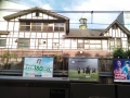 原宿車站背面的廣告看板.jpg